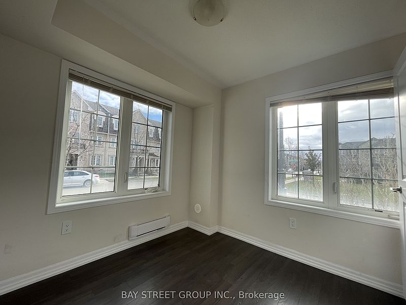 Oakville Townhouse for rent - 4 Bedrooms — photo 2
