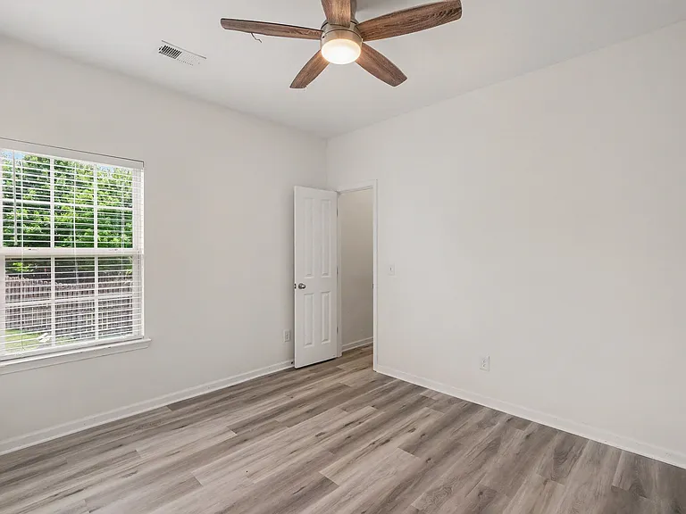 1046 Hemlock Dr — Photo 16