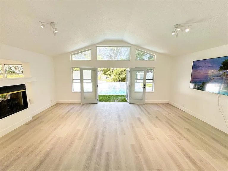 101 S Corona Ave — Photo 14