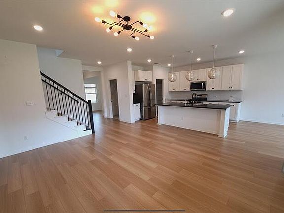 4th image of 2633 Danbury Ln