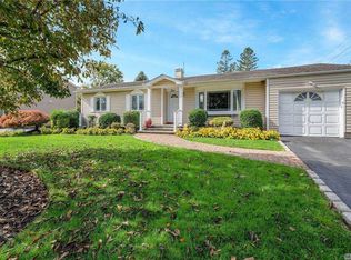 4 Heron Ln, Commack, NY 11725
