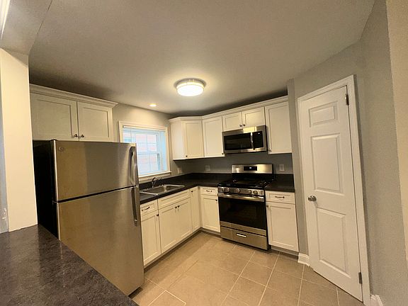 Kitchen with Breakfast Bar