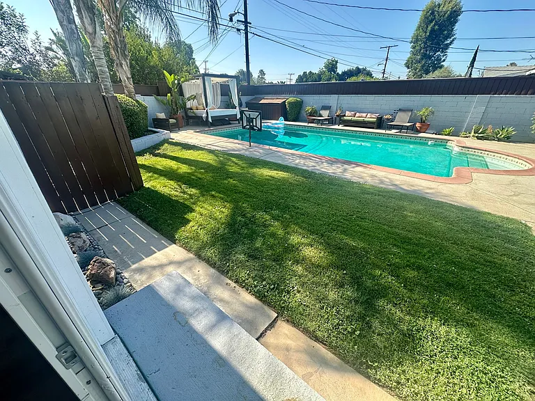 8958 N Swinton Ave — Photo 29
