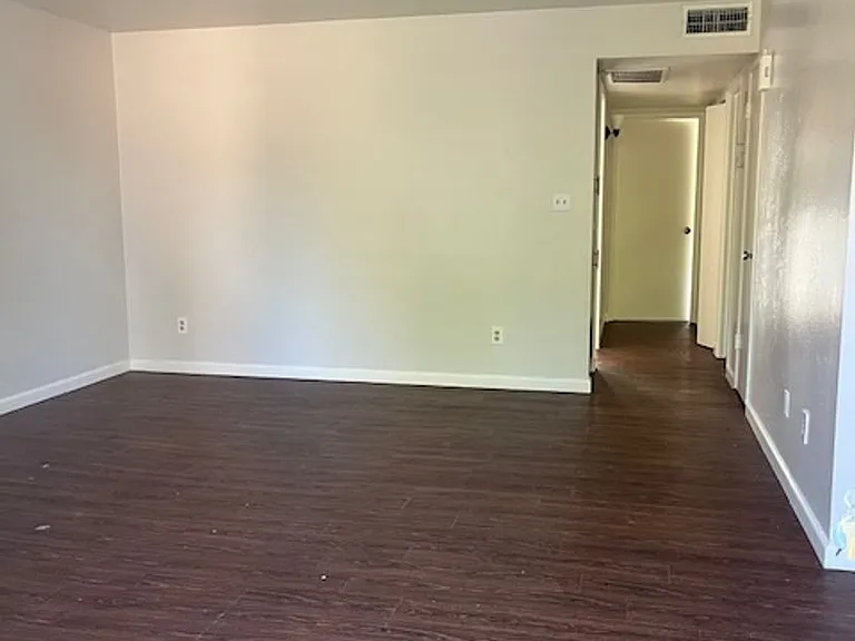 7600 N Laurelglen Blvd #A-E — Photo 3