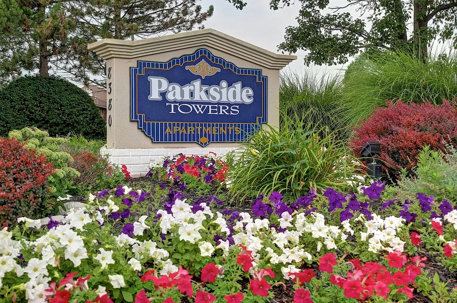 Parkside Towers — Photo 1