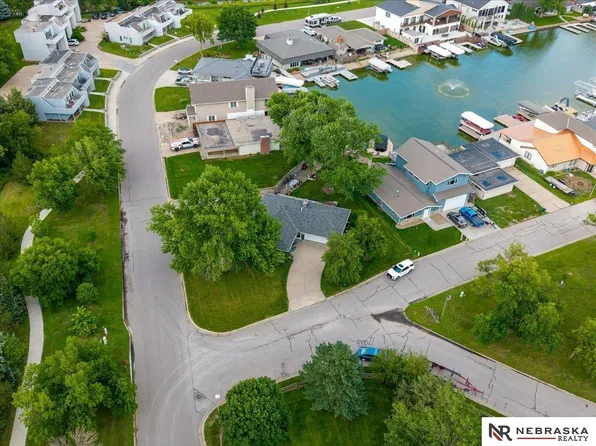 762 W Lakeshore Dr, Lincoln, NE 68528