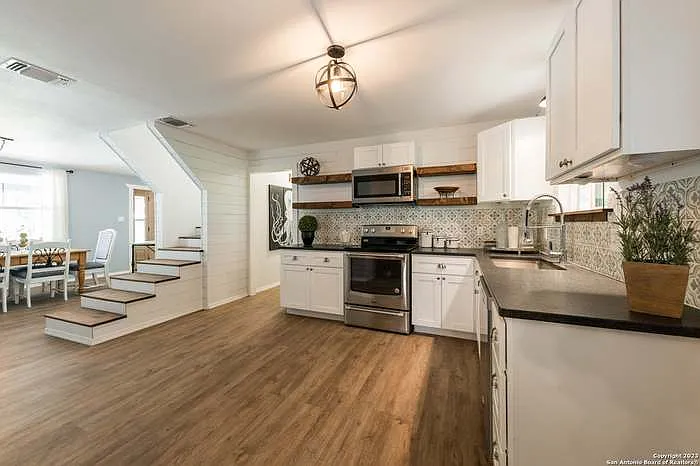 305 Riverside Dr — Photo 5