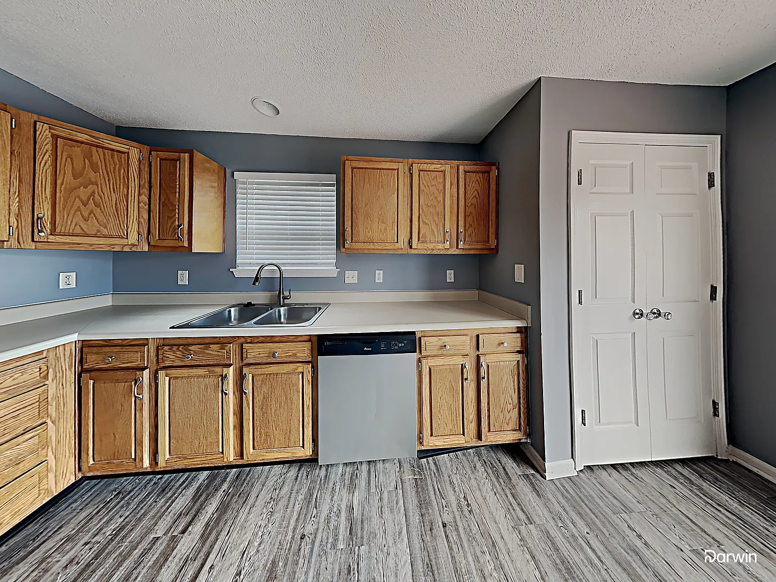 3 bed, 2.0 bath, 1200 sqft, $2,055 — Photo 3