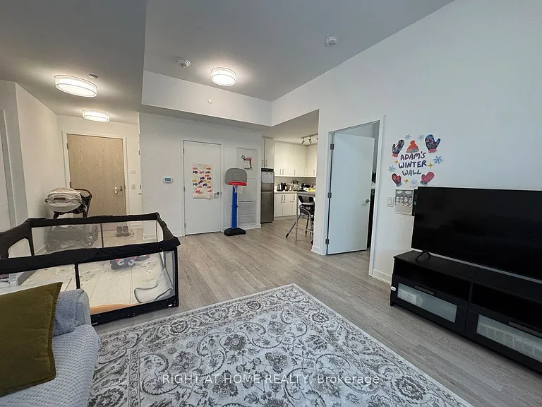 3 Strathgowan Ave #202 — Photo 12