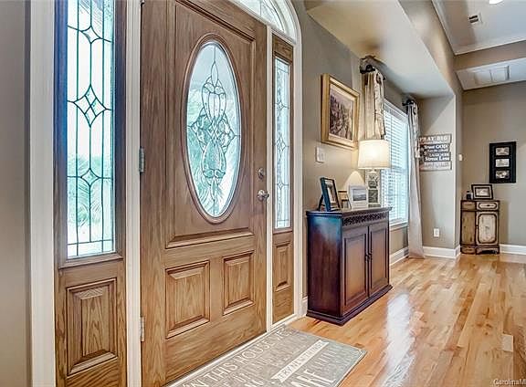 4th image of 1010 Strawberry Ln