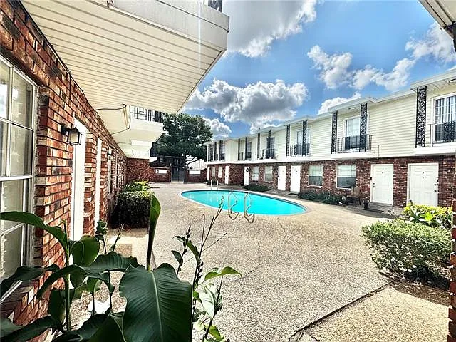 1 bed, 1.5 bath, 560 sqft, $895 — Photo 3