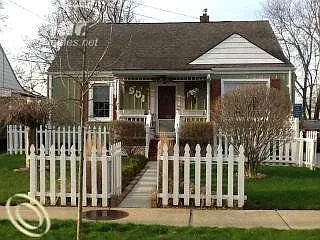 901 Markham St photo 1