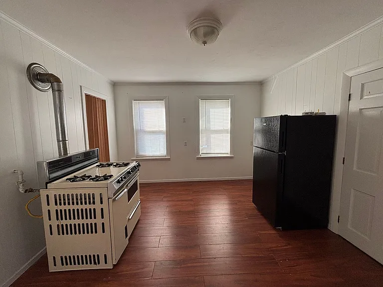20 Perry Ave — Photo 4
