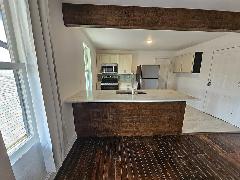 627 W Crawford St #202 — Photo 10