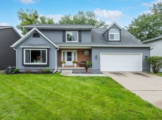 4160 Apple Valley Dr, Bettendorf, IA 52722