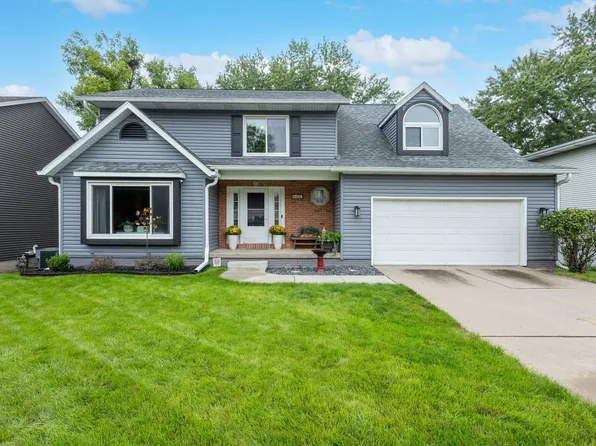 4160 Apple Valley Dr, Bettendorf, IA 52722