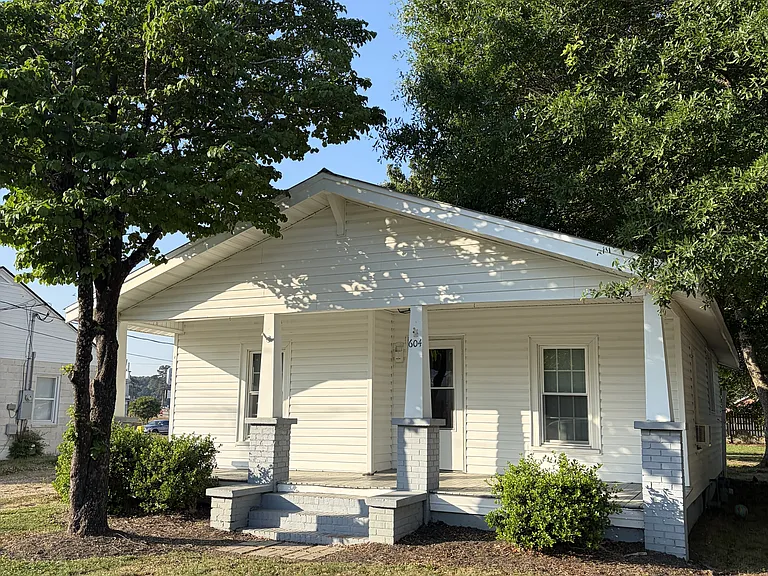 604 E Church St — Photo 1