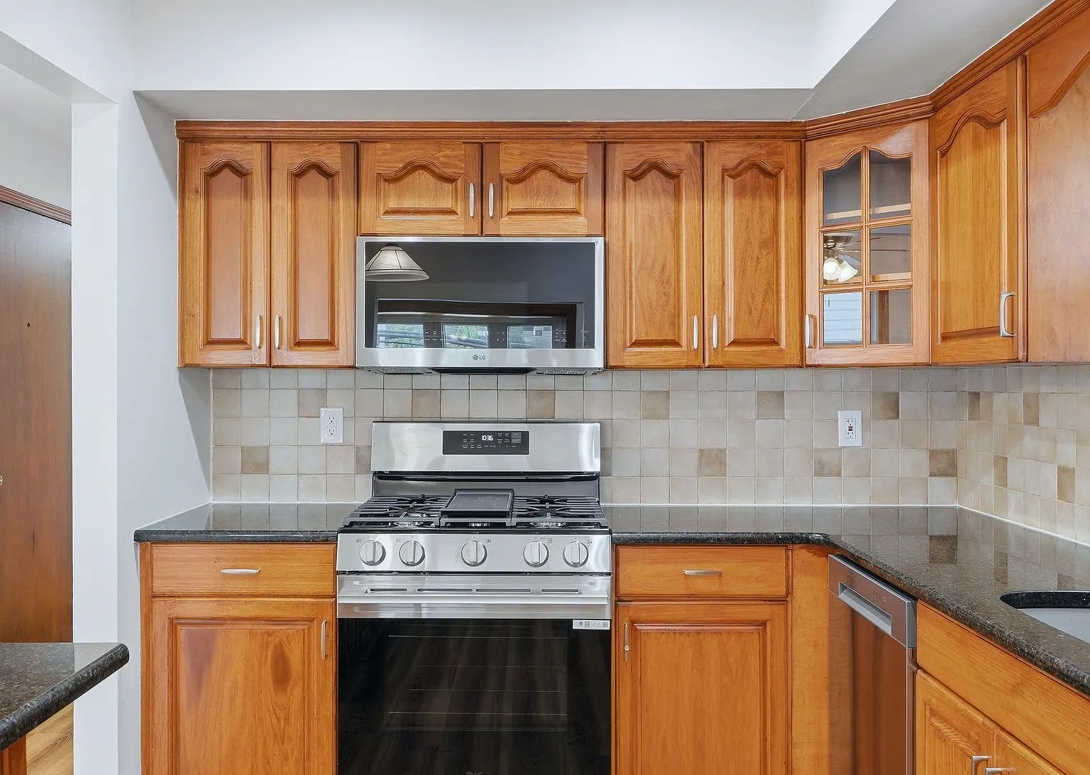 3 bed, 2.0 bath, $3,200 — Photo 2