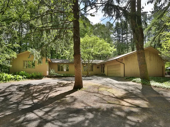 208 Whistle Stop Rd, Pittsford, NY 14534