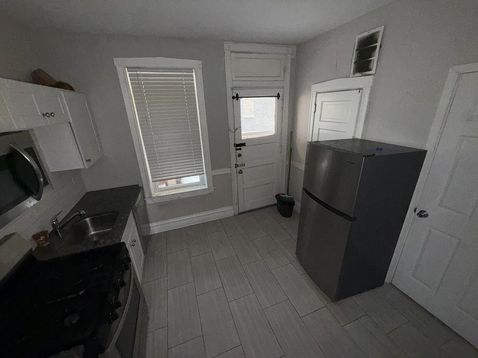 2 bed, 900 sqft, $1,900 — Photo 1