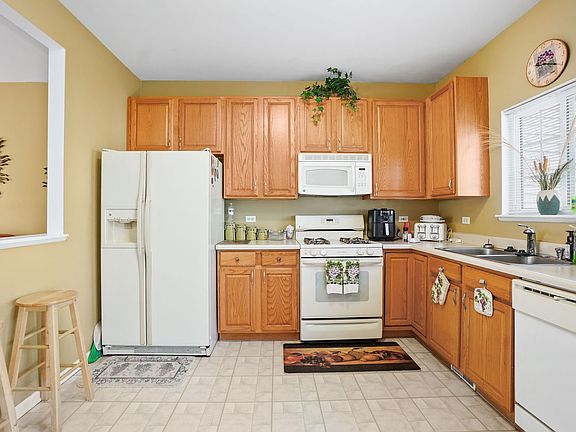 4th image of 324 Southwicke Dr #A