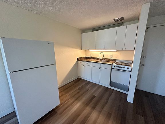 4th image of 3807-3811 S Water Ave #10
