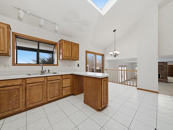 5th image of 51 Evergreen Dr