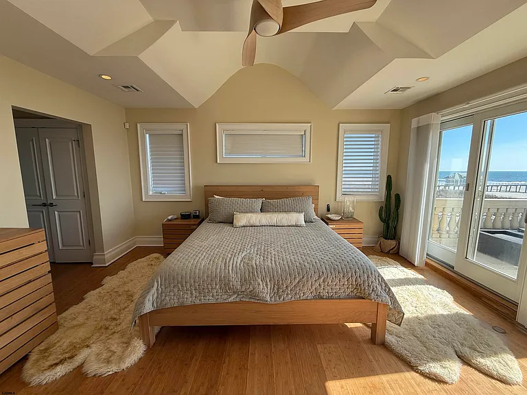 119 S Sacramento Ave — Photo 40