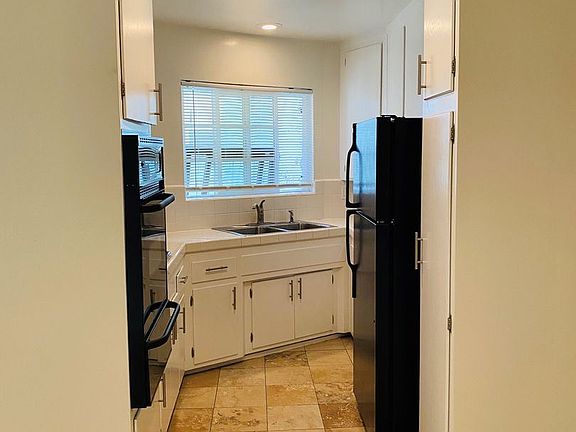 5th image of 939 Larrabee St APT 7