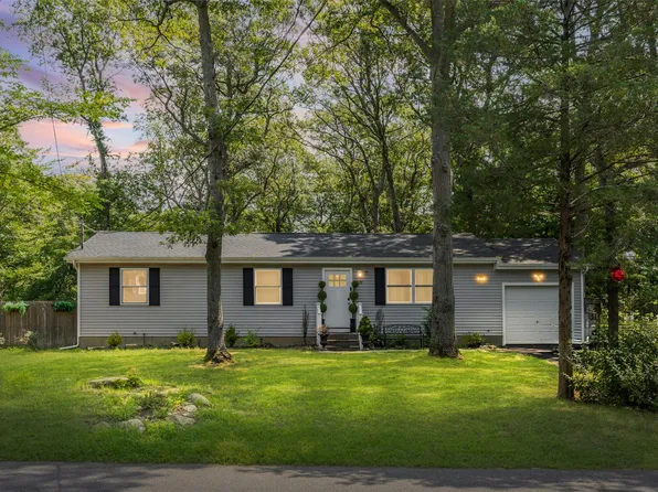 129 W Bartlett Road, Middle Island, NY 11953