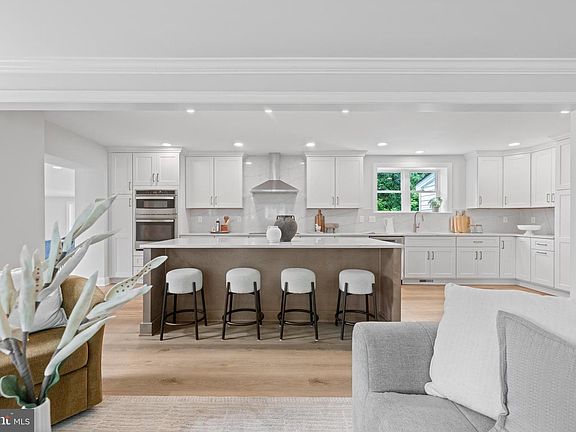 5th image of 218 Crest Way
