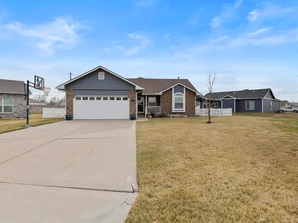 329 Kisiwa Village Rd, Hutchinson, KS 67502