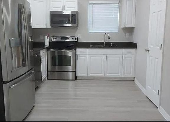 3rd image of 826 W 2nd St