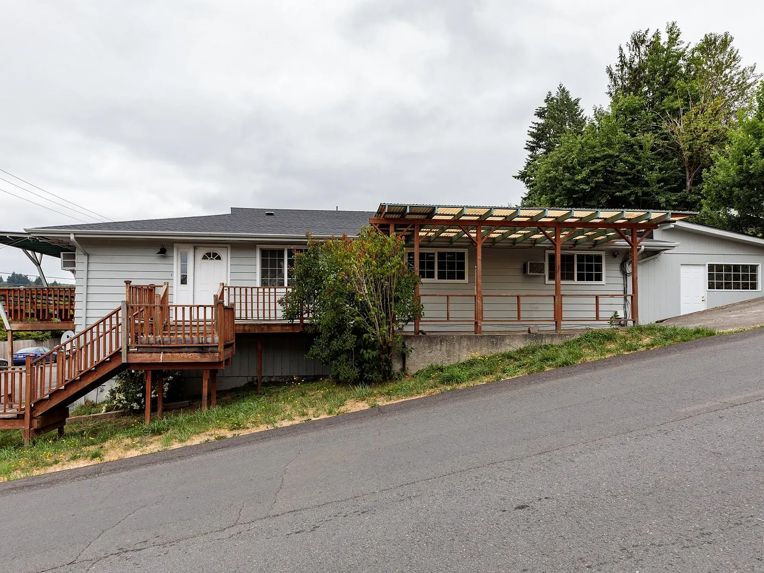 4 bed, 1.5 bath, 2200 sqft, $2,295 — Photo 2