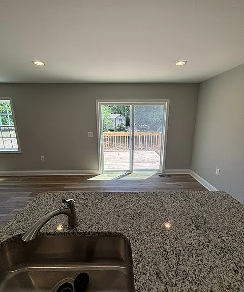 575 S Glover St — Photo 13