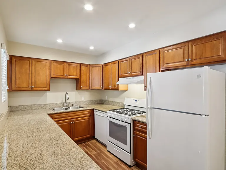 1 Bedroom 1 Bathroom (725 sqft.)

Kitchen (11 ft. granite Counters)