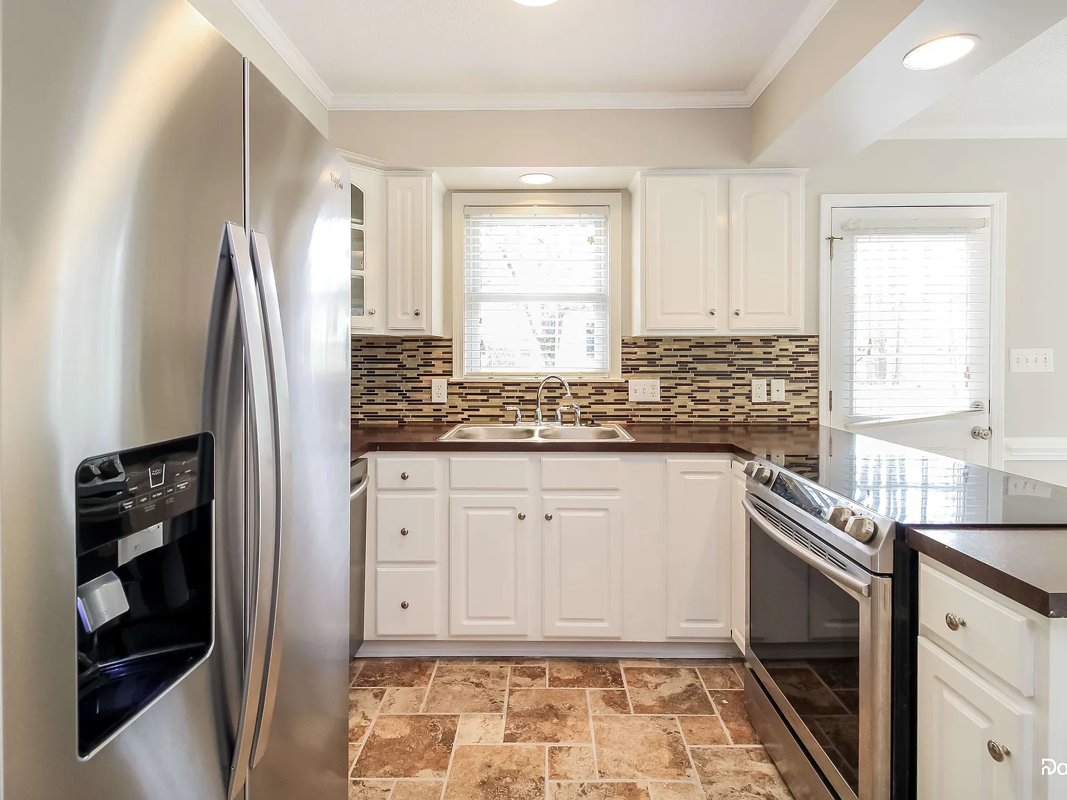 3 bed, 2.0 bath, 1240 sqft, $1,780 — Photo 3