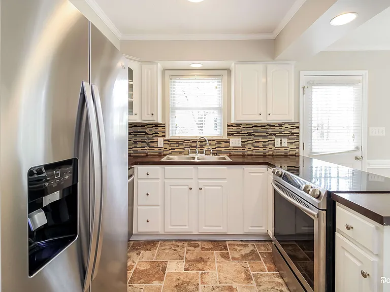 1114 Bridgewater Dr — Photo 3