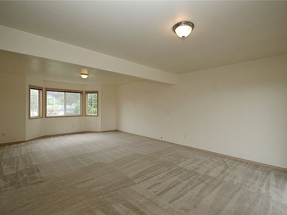 3rd image of 6712 75th Dr NE