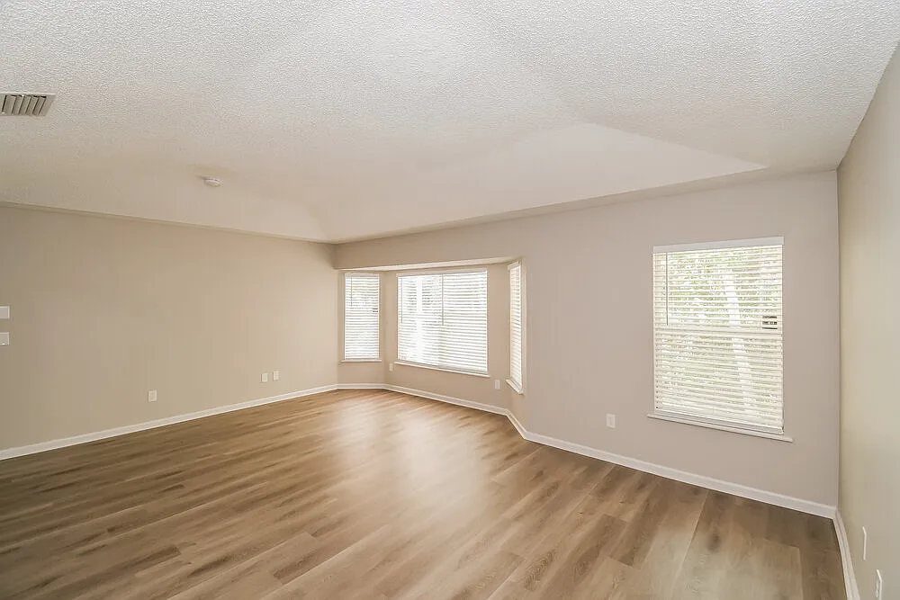 3 bed, 2.0 bath, 1932 sqft, $2,155 — Photo 3