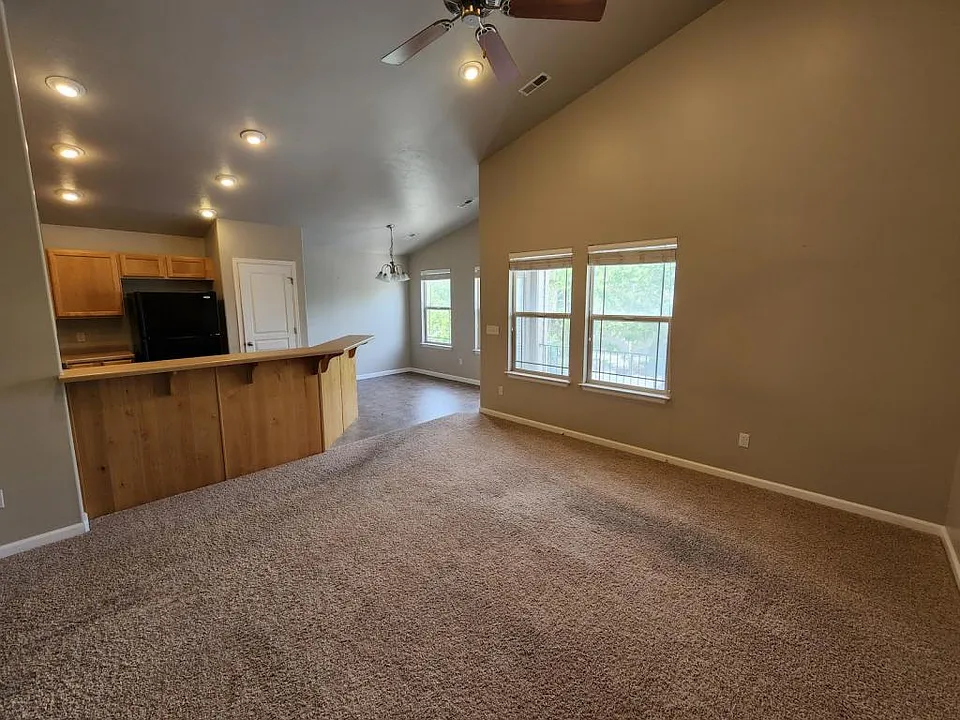 1409 W Stone Meadow Dr