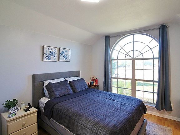 5th image of 200 Chesterfield Cir