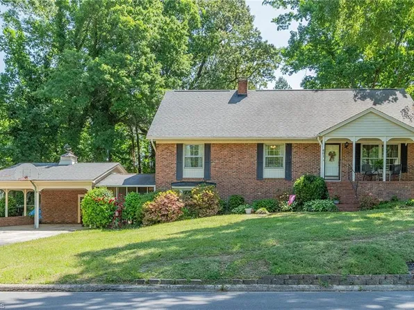 601 Longview Dr, Thomasville, NC 27360