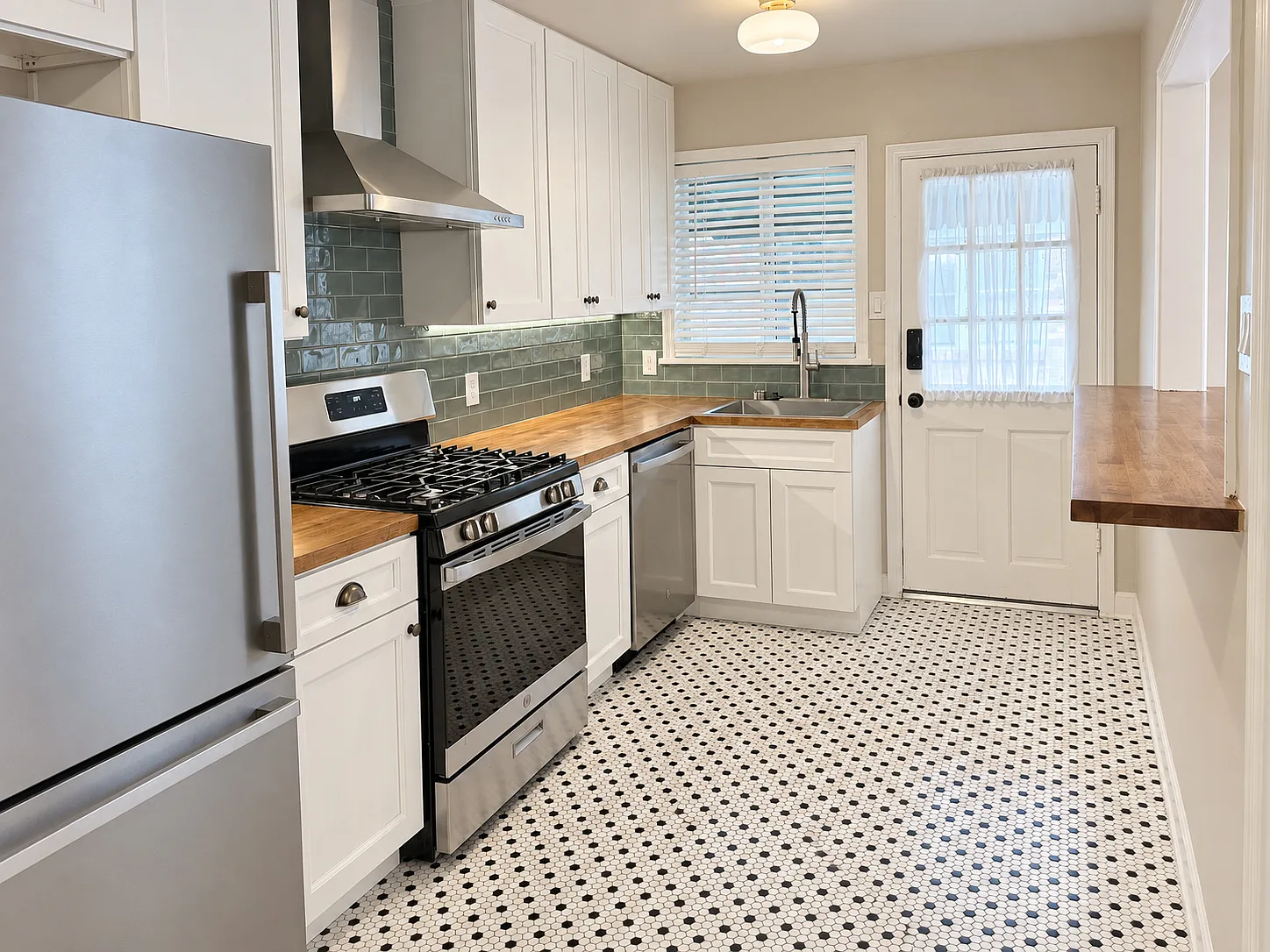 320 W Daisy L Gatson Bates Dr — Photo 1