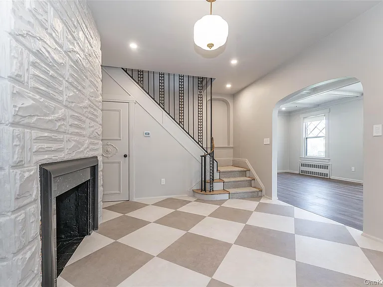 486 Oxford Rd — Photo 4