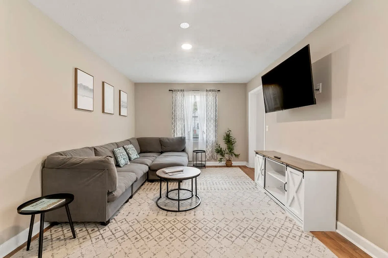 2 bed, 1.0 bath, 1496 sqft, $1,805 — Photo 1