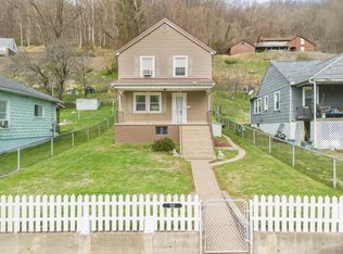 56 Ferris Dr, Montgomery, WV 25136