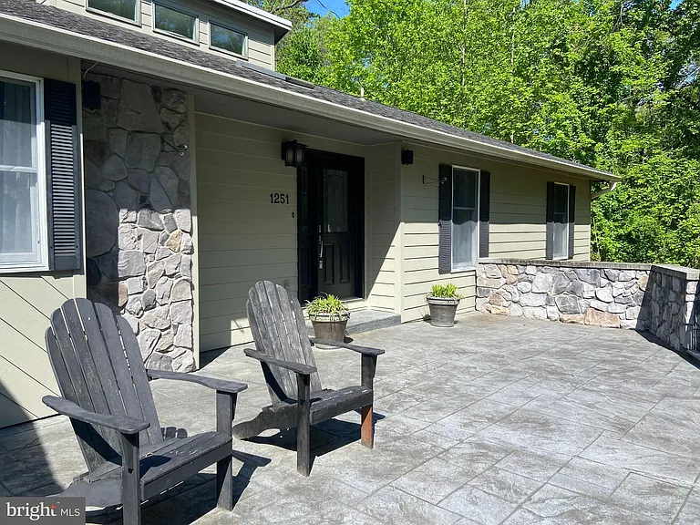 1251 Hinton Dr — Photo 4