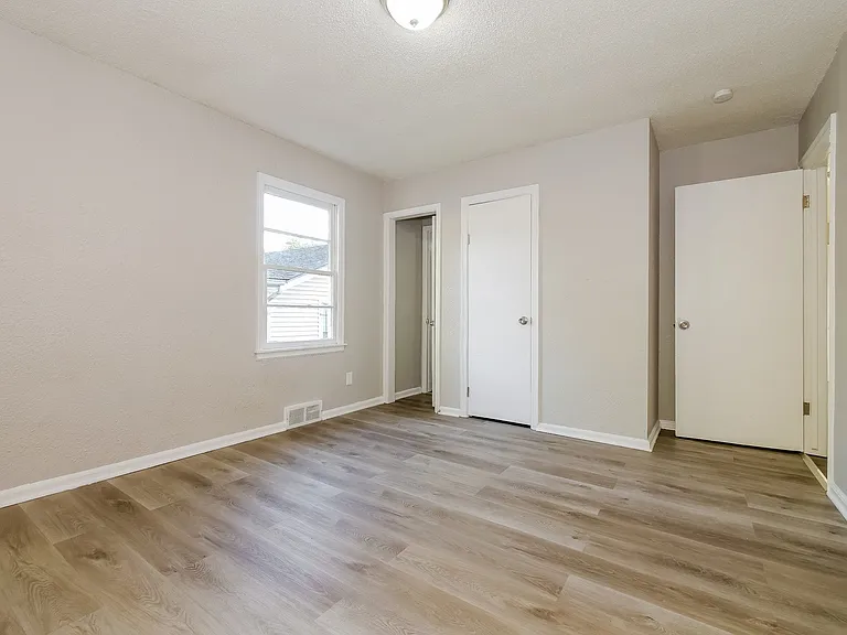 1692199_026_main_bedroom_13184120.jpg