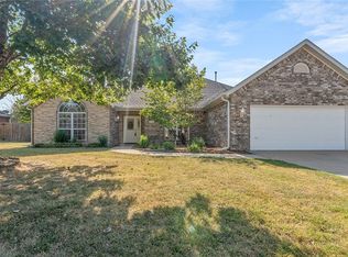 1243 S Saint Andrews Cir, Fayetteville, AR 72701